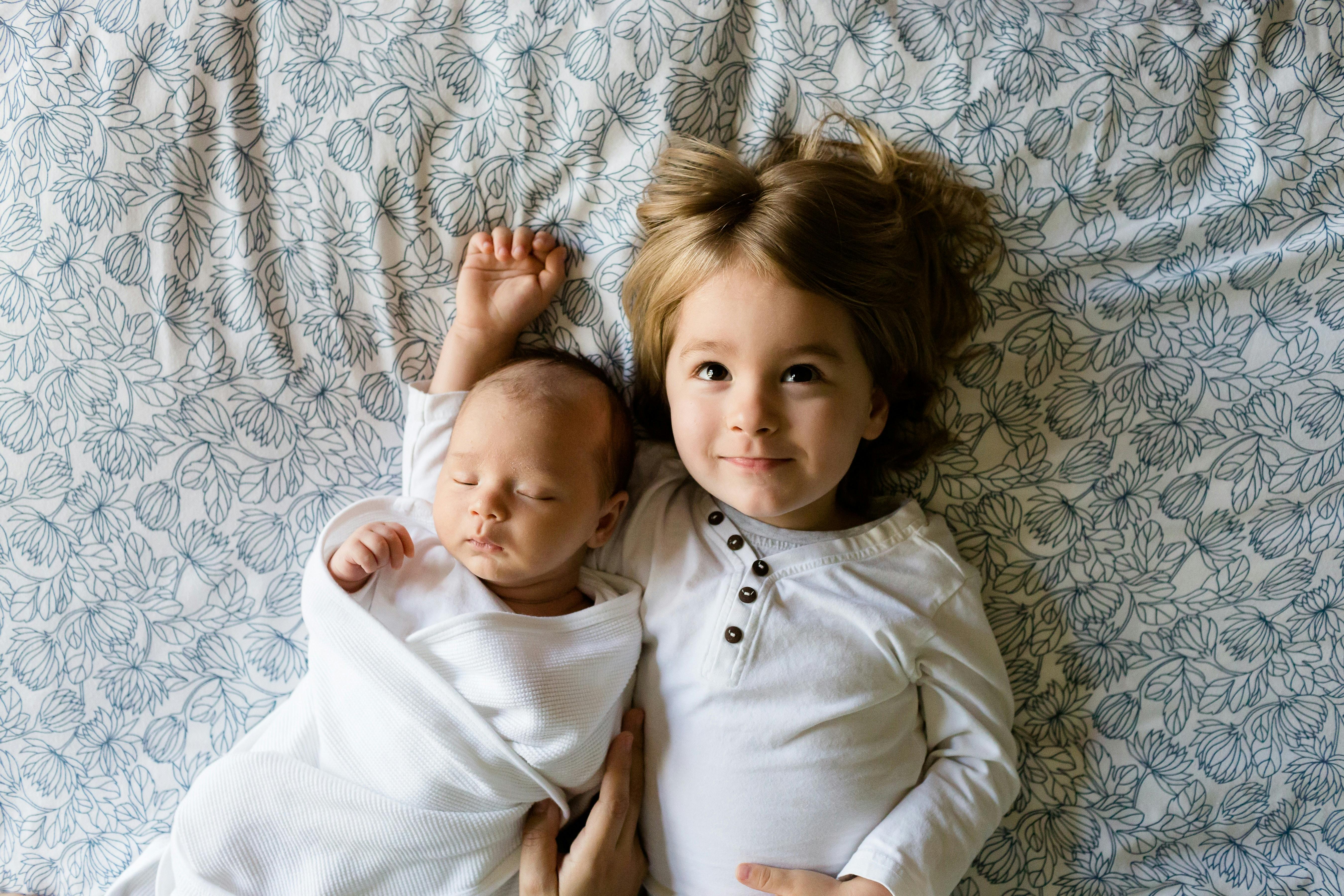 10 inspirations pour un shooting photo frère et soeur bébé